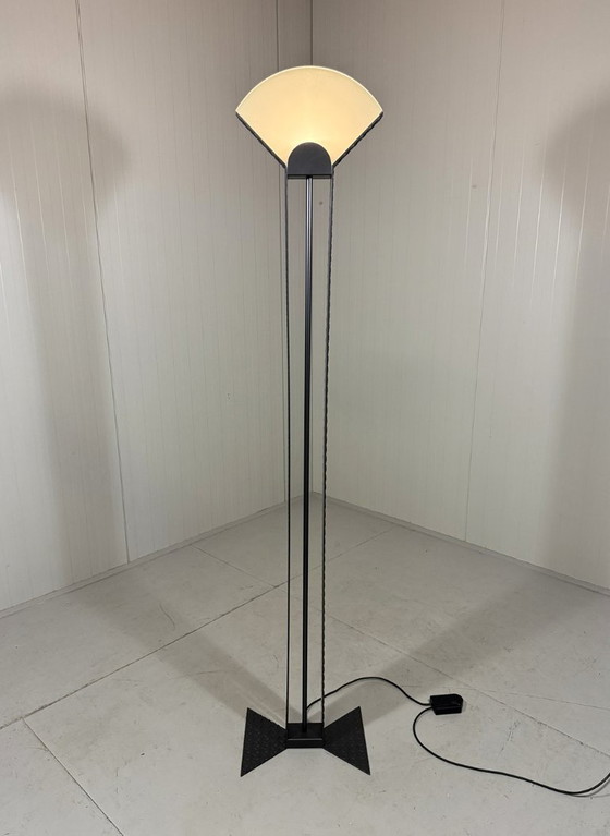 Image 1 of Italiaanse vloerlamp van traanplaat staal en glas uit 1980.