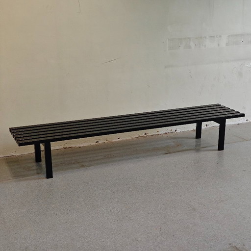 Banc de musée vintage en métal à lattes