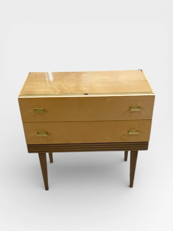 Table de nuit / Commode Vintage Mid Century – Placage érable – Poignées laiton – Plateau verre – Années (photo 9 of 10)