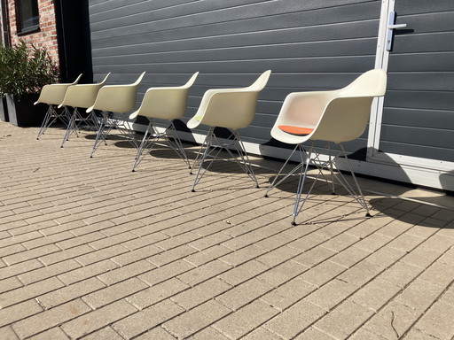 6x Originele witte Eames Vitra DAR stoelen, chroom eiffel