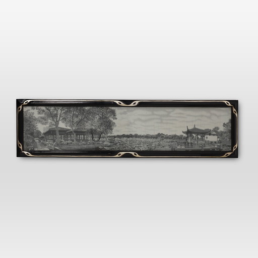Œuvre d'art encadrée sur soie représentant un salon de thé chinois au bord de l'eau, France vers 1910 1910