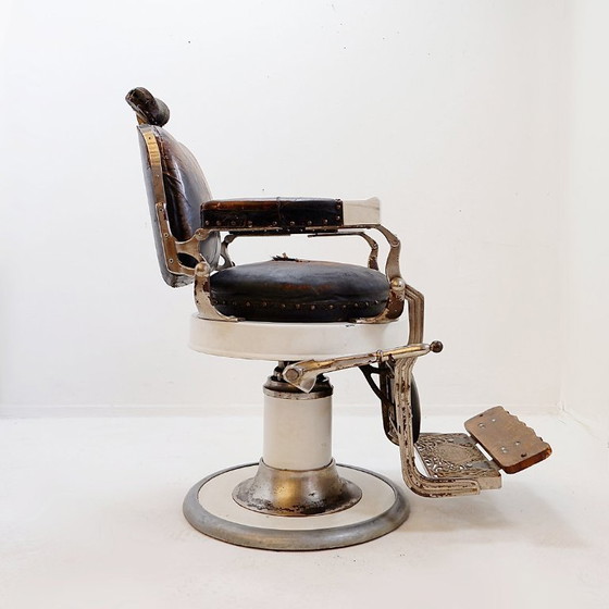 Image 1 of Koken Original Bruine Lederen & Wit Geëmailleerde Gietijzeren Kappersstoel - 1918