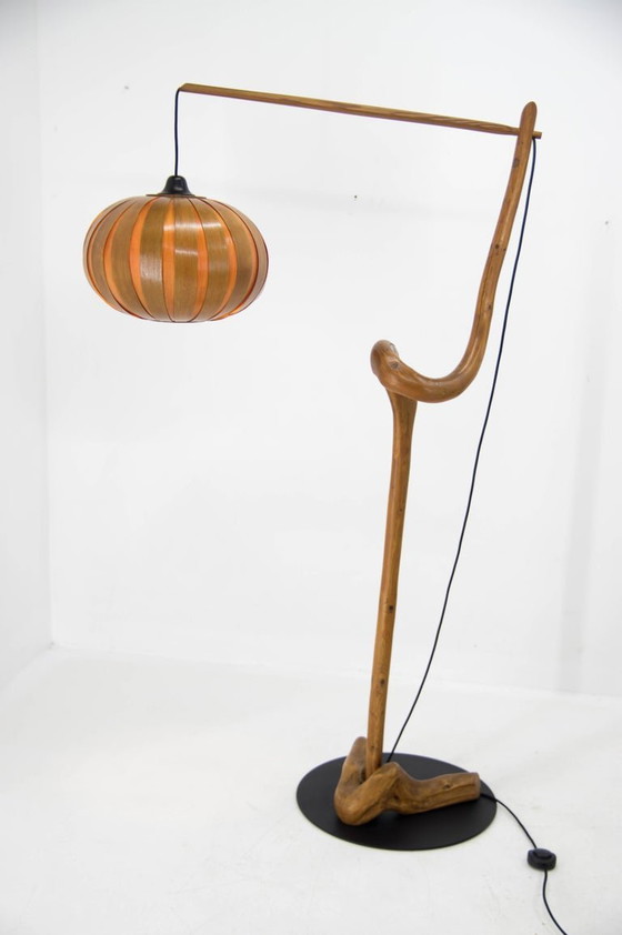 Image 1 of Skulpturale Stehlampe aus Holz und Furnier im Stil der Mid-Century-Moderne der 1960er Jahre.