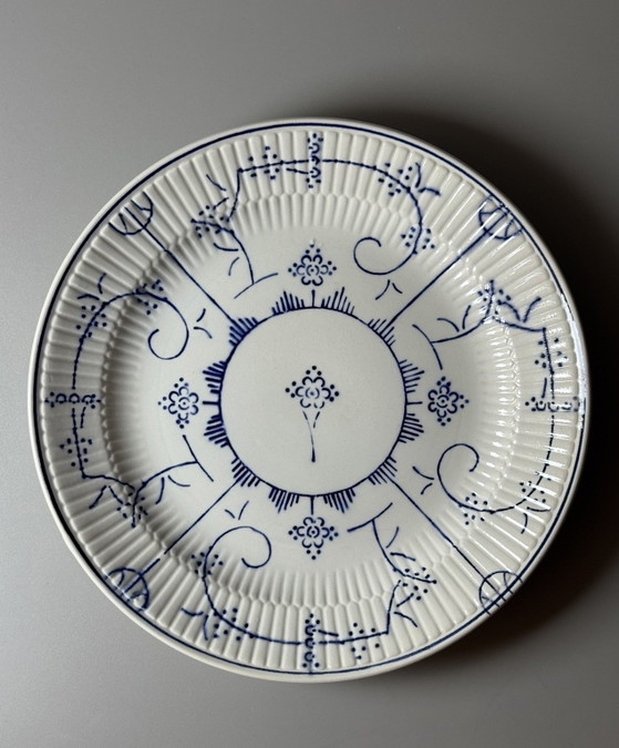 Image 1 of Servizio da tavola Boch Frères composto da 6 piatti in maiolica e un piatto da portata – Motivo "Cipolla Blu" (Zwiebelmuster), B