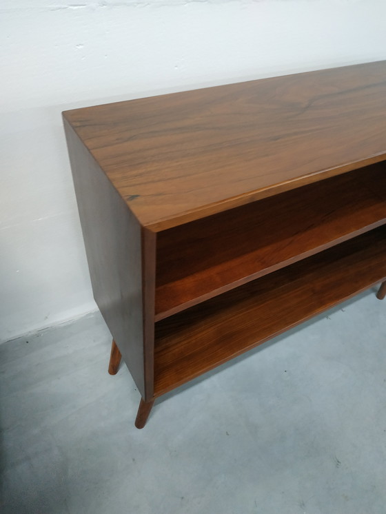 Image 1 of Mueble bajo de pared/librería sueca de los años 60 (estante central regulable)