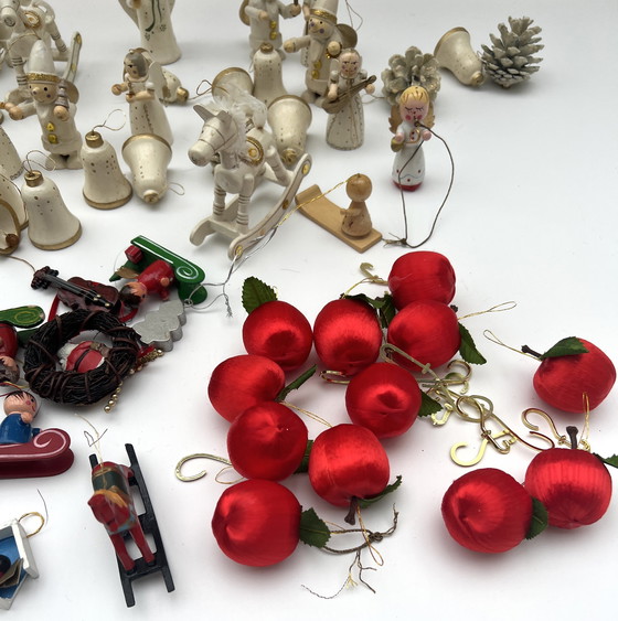 Image 1 of Ampia collezione di vecchi addobbi natalizi: legno, pigne, figure, mele