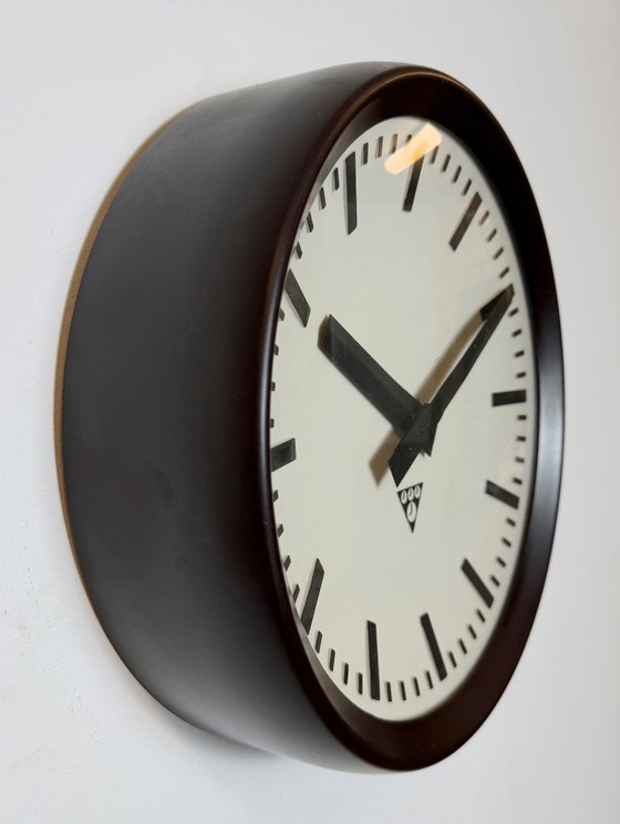 Industrial Bakelite Factory Wall Clock from Pragotron, 1960s – Glass, Plastic (photo 5 of 16)