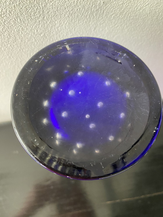 Grote vintage kobaltblauwe Scandinavische vaas van bubbelglas van het merk Magnor. – Vazen (photo 11 of 15)