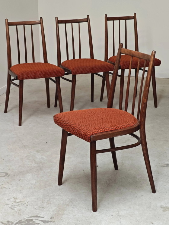 Juego de 4 sillas de comedor TON Bystrice Antonin Suman tela naranja – Thonet, Wood, Mid Century Modern (photo 6 of 16)