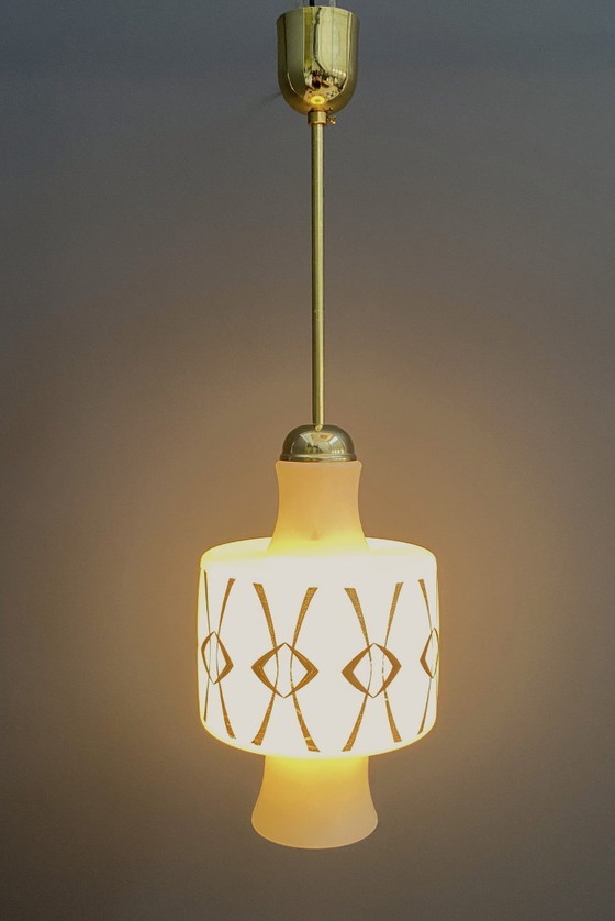 Image 1 of Lampada a sospensione in vetro opalino con disegno in oro e nero