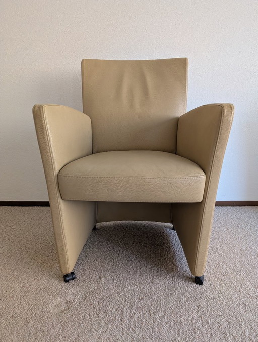 Deux fauteuils en cuir à roulettes, couleur crème, Longlife Valdalpone
