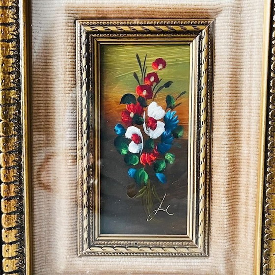 Image 1 of Set Mid-century Italiaanse olieverfschilderijen barok bloemen bloemboeket fluweel goud glas 1950's