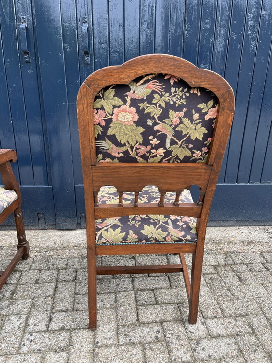 Ensemble de deux fauteuils anciens français ornés de tapisseries à motifs d'oiseaux et de fleurs – Textile (photo 6 of 7)