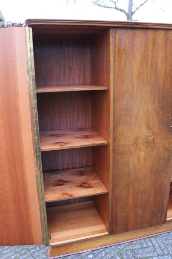 Image 1 of Vintage (jaren 30-50) 3-deurs houten kledingkast, 2x 1/3 leg en 1/3 hang