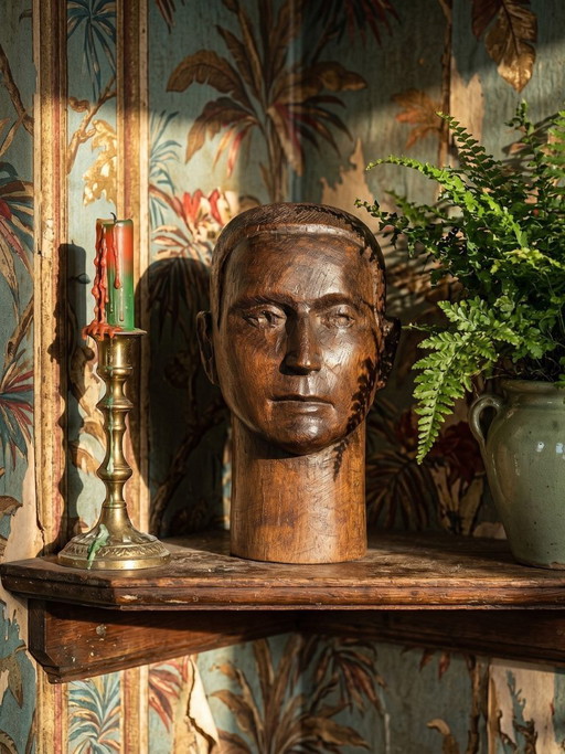 Een sculptuur uit één stuk hout, voorstellende een mannenhoofd, vintage vakmanschap uit de 20e eeuw (jaren 1950).