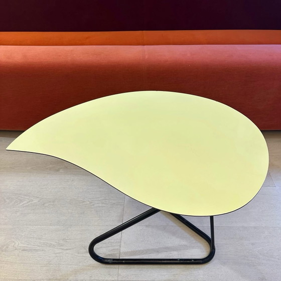 Mesa de centro modernista de forma libre, 1950, Mesas auxiliares, Metal, Amarillo (foto 5 de 6)