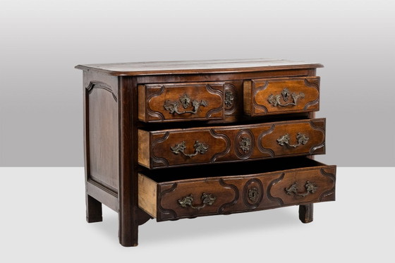 Parijse commode met 5 laden, van massief walnotenhout, uit de Lodewijk XIV-periode. – H.E., Ladekasten, Wood (photo 3 of 11)