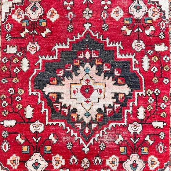 Image 1 of Tapis persan vintage noué à la main, rouge Tabriz, usé, 136 x 200 cm, années 1970