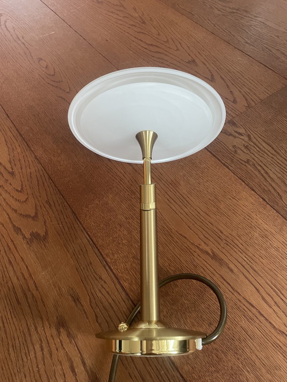 Image 1 of B+M Leuchten  Tafellamp  mat/gepolijst messing mat wit gevlamd glas  Jaren 90