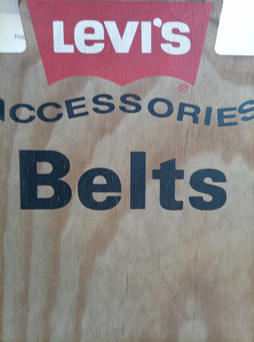 Da una vecchia merceria: espositore in legno per cinture Levi's anni '70, 74*33 cm