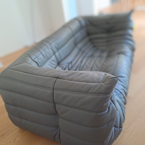 Image 1 of Original Ligne Roset Togo Ledersofa, mittelgroß, 2-Sitzer mit Armlehnen und Hocker in grauem Leder