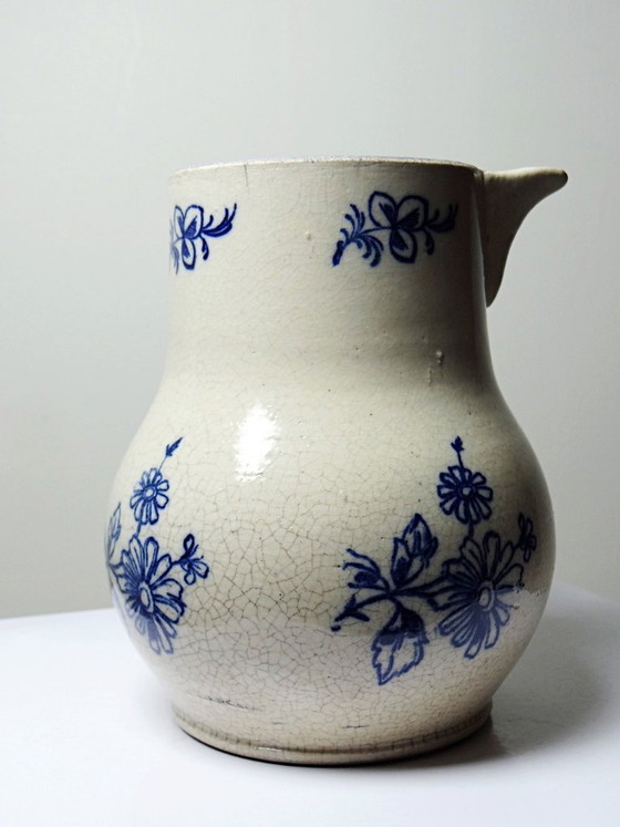 Image 1 of Jarra de loza fina con decoración azul, atribuida a Saint-Uze, siglo XIX.