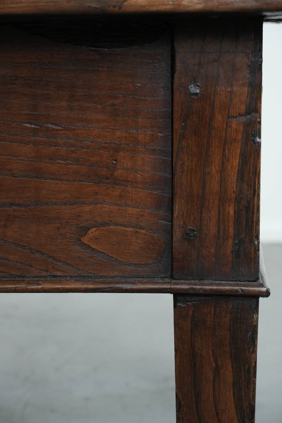 Image 1 of Antieke en tijdloze Zuid Europese salontafel gemaakt van kastanjehout uit de 18e eeuw met twee lades