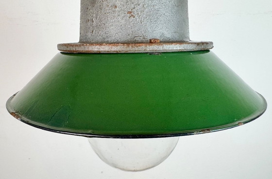 Image 1 of Lampada a sospensione industriale in ghisa e smalto verde, anni '60