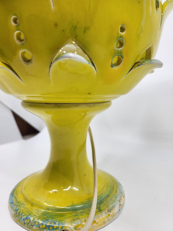 Image 1 of Artisjoklamp van geel keramiek Frankrijk