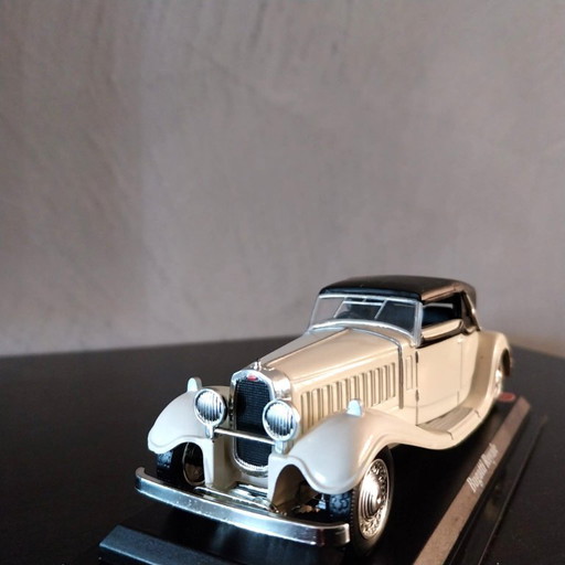 Élégant modèle réduit de style ancien représentant une luxueuse voiture des années 1930