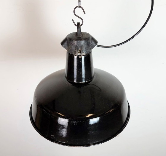 Image 1 of Industriële zwarte geëmailleerde fabriekslamp met gietijzeren bovenkant, jaren 50