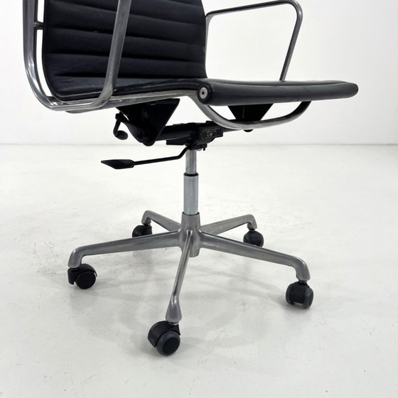 Image 1 of Zwarte leren Eames EA119 bureaustoel van Charles & Ray Eames voor ICF, jaren 70.