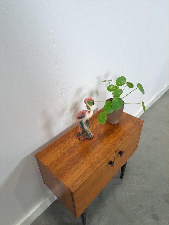 Image 1 of Klein kastje met zwarte hoge poten en 2 deuren