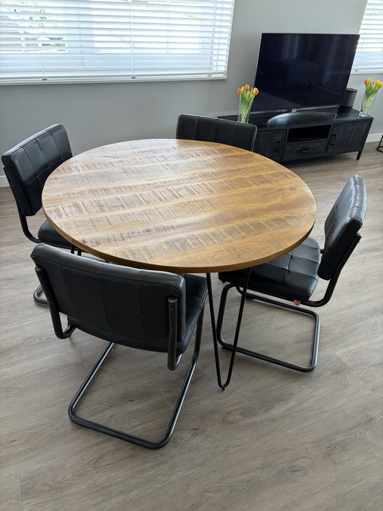 Image 1 of Table de salle à manger triangulaire Kick 120 cm en bois de manguier