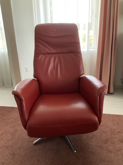 Dos sillones reclinables manuales (uno pequeño y otro grande) de piel roja (semiroja), como nuevos.