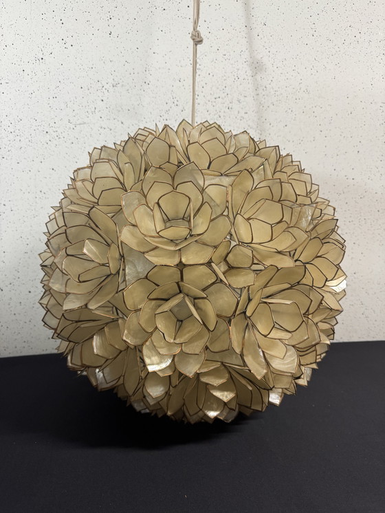 Image 1 of grande lampadario vintage composto da fiori in madreperla