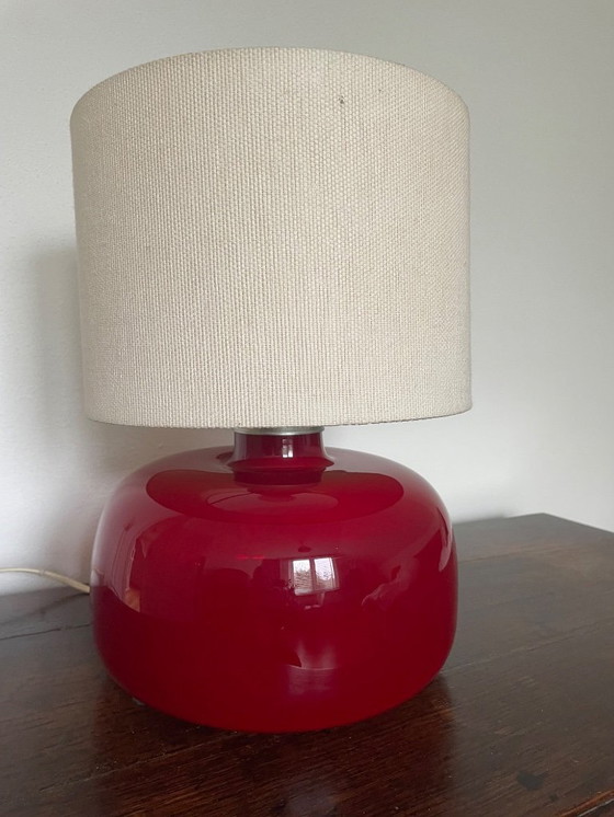 Image 1 of Lampada da tavolo IKEA modello B0211, design anni '90. Base in vetro rosso con paralume in tessuto.
