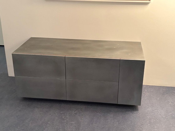 Image 1 of Zinc coulé avec art rouge Arno Kortschot Meuble CD