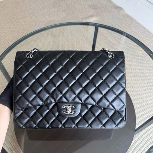 Chanel Classic Flap Maxi - 33 cm gewatteerde enkele flap lamsleer zwart zilverkleurige hardware Serie 13