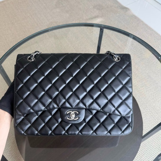Image 1 of Chanel Classic Flap Maxi - 33 cm gewatteerde enkele flap lamsleer zwart zilverkleurige hardware Serie 13