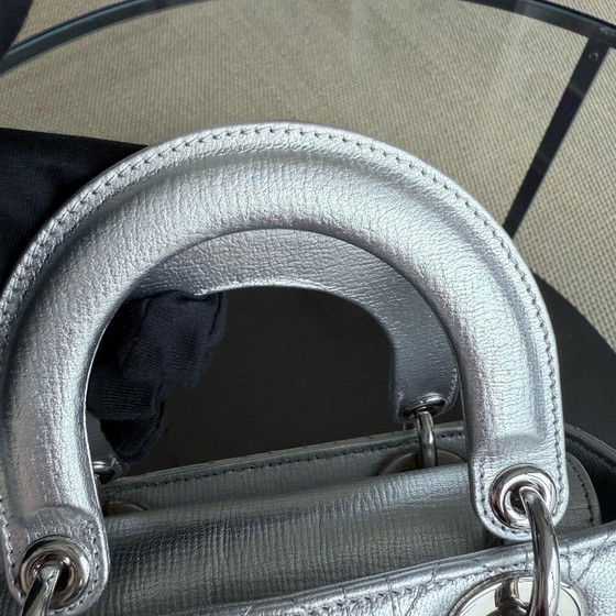 Image 1 of DIOR DONNA PICCOLO - PELLE DI VITELLO METALLIZZATA CANNAGE, ARGENTO, FERRAMENTA ARGENTO