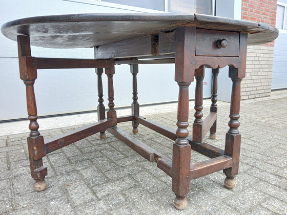 Image 1 of Antique English Gateleg Table from the 19th Century, Made of Solid Oak