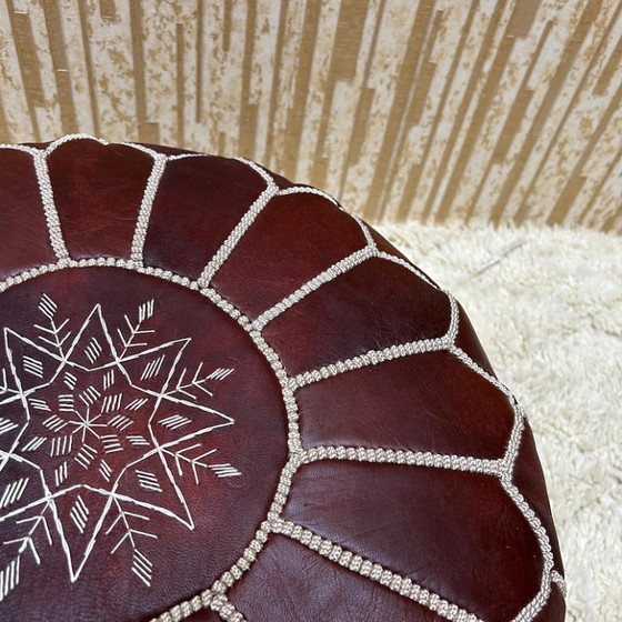 Image 1 of Puf marroquí de cuero hecho a mano, 50 cm × 30 cm