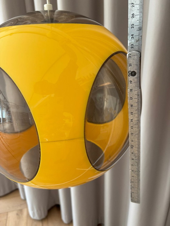Lampada a sospensione vintage anni '70 a forma di UFO giallo con occhi di insetto, stile Space Age. (photo 11 of 14)