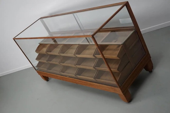 Image 1 of Vitrina o mostrador de mercería antiguo británico de roble, años 20/30.