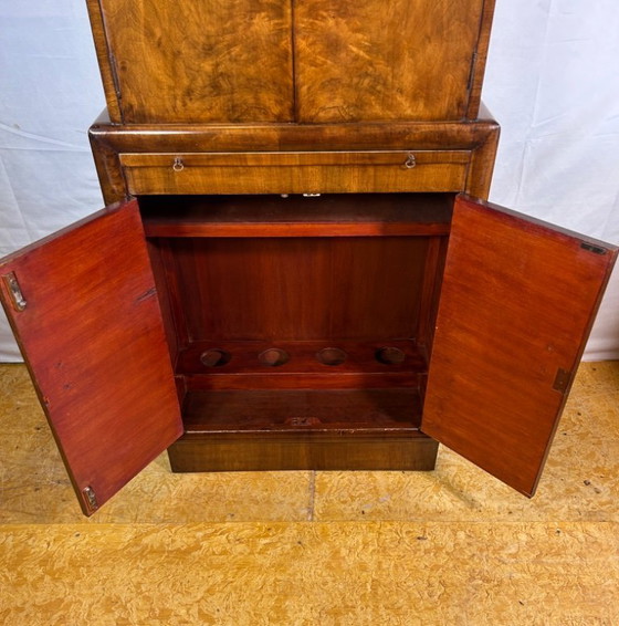Image 1 of Meuble bar Art déco vintage en noyer (1920-1940) Superbe meuble à cocktail avec des accents en miroir et des caractéristiques or