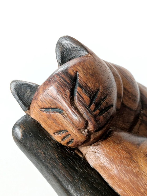 Image 1 of Figurine de chat siamois endormi à crinière de main | Teck milieu du siècle