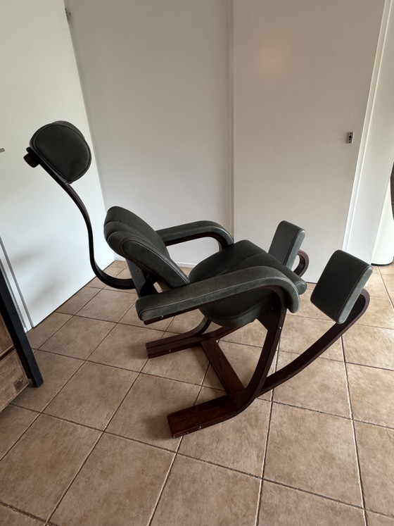 Stokke Duo Balans Chaise Ergonomique à Genoux – Peter Opsvik – Chaises de bureau, Leather, Wood (photo 14 of 15)
