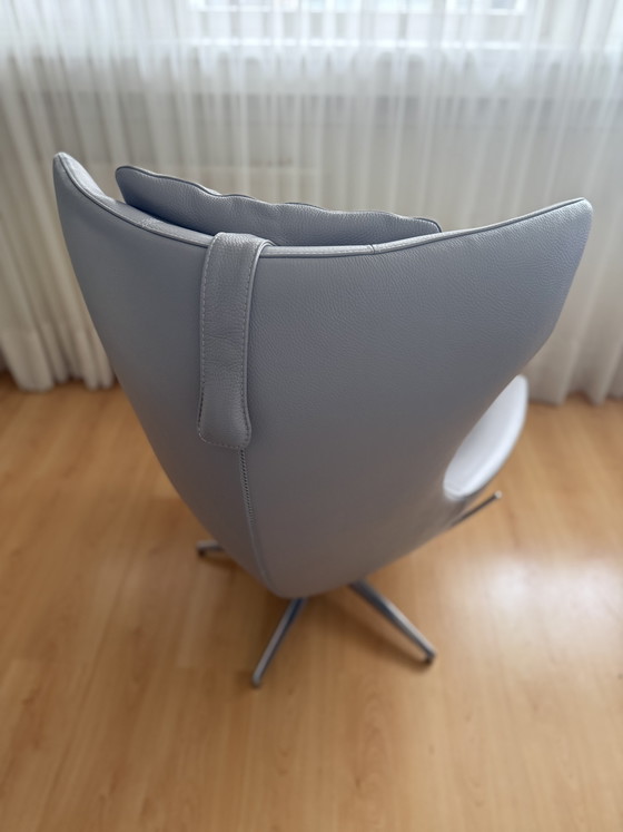 Image 1 of Poggiapiedi e cuscino poggiatesta per poltrona Leolux Caruzzo, colore grigio chiaro.