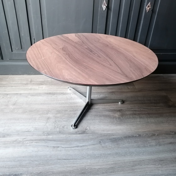 Image 1 of Table basse design vintage Midcentury en bois de teck rond. Fabriquée en Allemagne.
